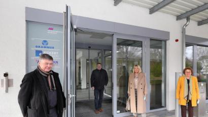 Bild: Wolfgang Steinbacher
Die Nachnutzung der ehemaligen Grammer-Konzern-Zentrale ist gelungen. Darüber freuen sich (von links): Gewerbebau-Geschäftsführer Karlheinz Brandelik, OB Michael Cerny, OTH-Präsidentin Andrea Klug und Brigitte Netta, Leiterin der Kindertageseinrichtung DigiMINT-Kids.