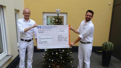 Bild: Dobmeier
Die Zahnärzte Dr. Johannes Ermer (rechts) und Dr. Markus Schmid spenden je 1000 Euro an die Kinderkrebshilfe Oberpfalz-Nord und den Verein „Hoffnung für Menschen“.
