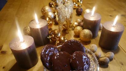 Bild: Miriam Lill/exb
Damit sich der Schokoüberzug gleichmäßig auf den veganen Lebkuchen verteilt, kann ein Föhn eingesetzt werden.