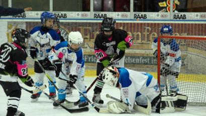 Archivbild: gb
Szene aus einem Bambini-Spiel zwischen den Young Blue Devils und dem VER Selb. Aktuell können die Weidener Eishockey-Kids davon nur träumen.