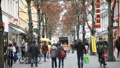 Bild: Gabi Schönberger
Montag, 11.30 Uhr: Das pralle Leben. Den Lockdown vor Augen, erledigen viele Bürger ihre Weihnachtseinkäufe.