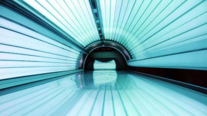 Bild: Armin Weigel/dpa
Eine Sonnenbank in einem Sonnenstudio (Symbolbild): Solche Geschäfte dürfen momentan nicht öffnen. Ein Amberger Inhaber will das nicht gewusst haben.