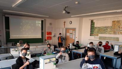 Bild: Realschule im Stiftland/exb
Eine der sechsten Klassen der Realschule im Stiftland zusammen mit Bio-Lehrerin Barbara Strenge während des besonderen Unterrichts.