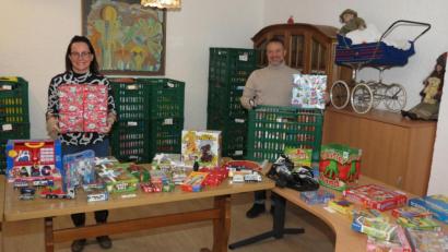 Bild: Dobmeier
Schwimmvereinsvorsitzende Ilona Forster und Stadtrat Ali Daniel Zant von den Linken organisierten Spenden und sammelten Spielsachen. Zusammen sorgten sie bei der Verteilung für eine schöne Weihnachtsbescherung bei der Tafel Weiden-Neustadt.