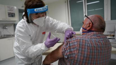 Bild: Schwab, Mareike
Der Probelauf im Corona-Impfzentrum Tirschenreuth soll möglichst realitätsnah sein. Auch die Impfung wird mit einer geschlossenen Spritze an einem Statisten simuliert.