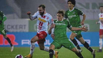 Bild: Armin Weigel/dpa
Jahn-Spieler Jan-Marc Schneider (links) enteilt seinem Gegenspieler Timo Hübers (Hannover). In einem mäßigen Zweitliga-Spiel trennten sich der SSV Jahn Regensburg und Hannover 96 torlos.