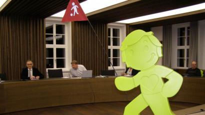 Bild: pz
Solche Plastikmännchen mit Wimpel sollen künftig auch im Stadtgebiet von Waldsassen Autofahrer vor spielenden Kindern warnen, beschloss der Bauausschuss bei der jüngsten Sitzung im großen Rathaussaal.