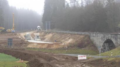 Bild: aks
Die Arbeiten an der Umfahrung laufen auf Hochtouren, die eigentlichen Brückenbauarbeiten in Mönlas starten dann Mitte 2021.