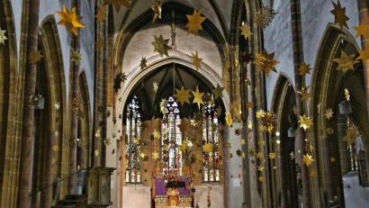 Bild: bph
"Goldene Sterne der Hoffnung" symbolisieren in der Pfarrkirche St. Johannes zeichenhaft das Licht, das in dieser Welt im Stern von Betlehem aufgegangen ist, dem die Weisen folgten. Hunderte von Sternen hängen bereits und alle sind eingeladen weiter fleißig zu basteln.
