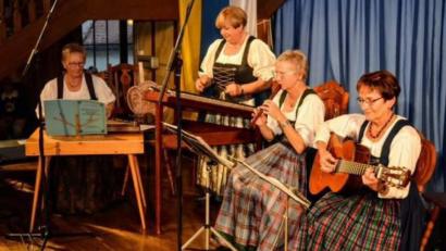 Bild: u
Herausragendes Ereignis der letzten Jahre war für die Hirschauer Hausmusik ihr Auftritt beim Oberpfalztag in München im November 2017. Von rechts: Inge Mangelberger, Gabi Meindl, Martha Pruy und Luzia Dietz. Links: Stadt-Heimatpfleger Sepp Strobl.