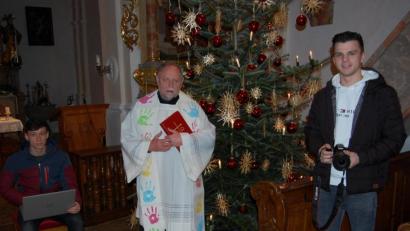 Bild: grm
Da wegen der Corona-Pandemie viele Gläubige keinen Weihnachtsgottesdienst besuchen können, kommt Pfarrer Alfons Forster zur Einstimmung auf das Weihnachtsfest per Video in die Haushalte. Die KLJB‘ler Elija Hammer (rechts) und Jakob Hammer (links) lieferten dazu die Idee und setzten sie technisch um.