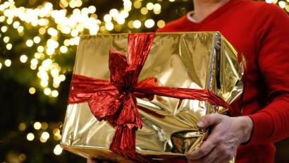 Bild: Gerald Matzka/dpa
Unliebsame Geschenke kann man wohl erst wieder umtauschen, wenn die Geschäfte geöffnet sind.