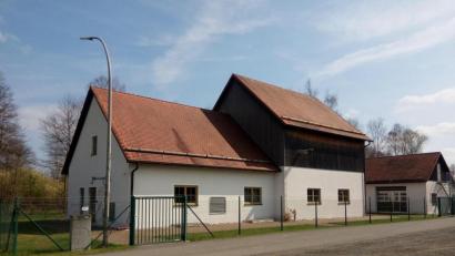Bild: bk
Das Gebäude der Wasseraufbereitung mit technischen Anlagen und Pumpstationen.