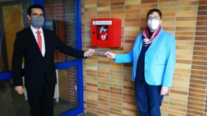 Bild: Andreas Fröhlich/exb
Günther Süß, Gebietsdirektor der Sparkasse, überreichte einen neuen Defibrillator an das Schmeller-Gymnasium. Stellvertretende Schulleiterin Anja Wiesner freute sich über diese sinnvolle Vorsorgemaßnahme.