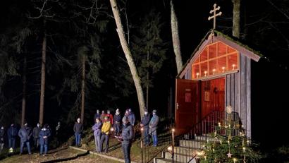 Bild: Hubert Heinzl/exb
Stadtpfarrer Thomas Vogl freute sich über die zahlreichen Besucher der Andacht an der weihnachtlich geschmückten Waldkapelle im Kapplwald.