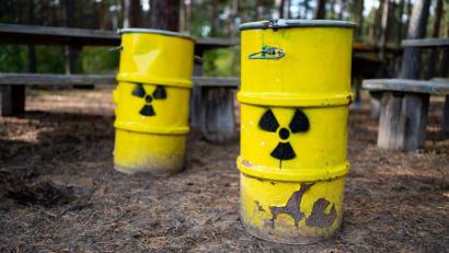 Bild: Philipp Schulze/dpa
Symbolische Atommüllfässer stehen unweit vom ehemaligen Erkundungsbergwerk Gorleben im Wald. In Deutschland wird nach einem neuen Atommüll-Endlager gesucht.