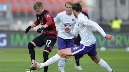 Bild: Timm Schamberger/dpa
Zunächst kassierte Robin Hack (links) wegen taktischer Unzulänglichkeiten einen deftigen Anpfiff seines Trainers, wenig später traf der U21-Nationalspieler zum 1:0-Sieg des 1. FC Nürnberg über Aue.