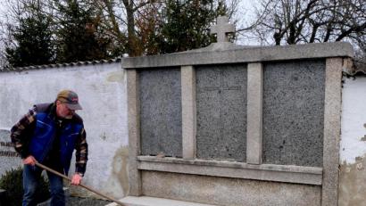 Bild: le
Selbst Hand angelegt und Wort gehalten hat der Flosser Steinmetzmeister Franz Schmidt bei der Gestaltung der neuen Urnen-Grabstätte im Friedhof der katholischen Kirchenstiftung. Ausgewiesen sind nun sechs Urnenplätze.