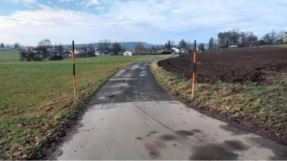 Bild: bsc
Von der Sieglestraße kommend erhält die Sonnengasse beidseitige Bankette sowie einen Entwässerungsgraben.