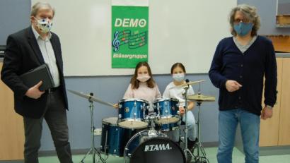 Bild: Doktor-Eisenbarth-Mittelschule
Die Doktor-Eisenbarth-Mittelschule nutzt die Spende für den Ankauf von einigen Laptops sowie einem Schlagzeug für den Musikunterricht. Rektor Werner Winderl (links) und Diplommusiker Jürgen Rohr freuen sich zusammen mit den Geschwistern Kiel, die stellvertretend für ihre Mitschüler die Stöcke auf dem Snare Drum testeten.