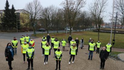 Bild: hai
Lotsenbetreuerin Marion Vogel (links) und Polizeihauptkommissar Thomas Förster (hintere Reihe, Zweiter von links) hatten die Schüler- und Buslotsen auf ihre Aufgaben vorbereitet, für die sie jetzt vonseiten der Schule, Gemeinde Speichersdorf, Polizei und des Elternbeirates viel Lob und Geschenke erhielten.