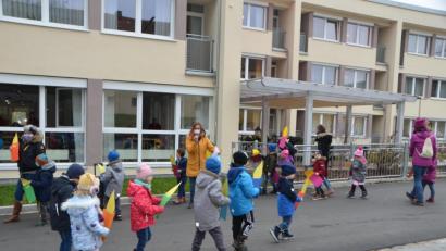 Bild: dob
Diese Freundschaft zwischen Senioren und SVE-Kindern bewährt sich gerade jetzt in der schweren Corona-Zeit. Mit Abstand aber voller Freude beschenkten die Buben und Mädchen die Senioren mit adventlichen Tänzen vor dem Walter-Siegert-Caritasheim. Es soll zeigen: "Wir lassen euch nicht allein."