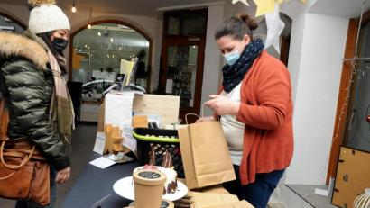 Bild: Stephan Huber
Stephanie Weber (rechts) hatte die Idee für den Landkreis-Pop-up-Store in der Amberger Altstadt. Ob es eine Wiederholung gibt, kann die Ammerthalerin zum jetzigen Zeitpunkt noch nicht sagen.