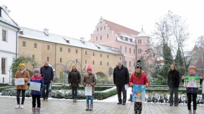 Bild: Martina Beierl
Sie freuen sich wie die Schneekönige. Für ihre bunten Bilder erhielten fünf junge Künstlerinnen aus Amberg und Ursensollen viel Lob und kleine Präsente (von links): Celine Schanderl, Amelie Frischmann, OB Michael Cerny, Nicole Graf, Paula Frischmann, Landrat Richard Reisinger, Victoria Hartl, Heike von Eyb und Mathilda Hahn.