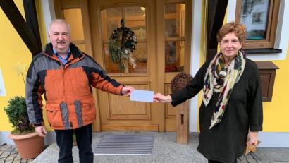 Bild: Siegfried Maier/exb
Martina Maier übergibt die Spende für die Kinderkrebshilfe an Herbert Putzer.