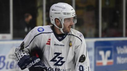 Archivbild: gb
Für Mirko Schreyer war das Match am Sonntag in Füssen schon nach 21 Sekunden beendet. Der Verteidiger prallte nach einem Foul unglücklich gegen die Bande.
