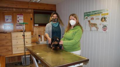 Bild: kaz
Kerstin Stobrawe und Susanne Karban (von links) eröffnen in Premenreuth eine gemeinsame Tierarztpraxis.
