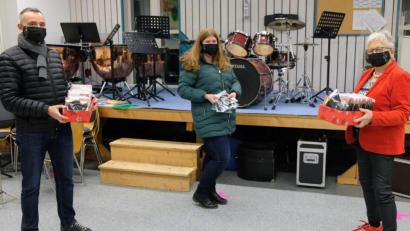 Bild: mab
Fördervereinsvorsitzende Inge Bauer-Joswig (rechts) und ihr Stellvertreter Alois Gsödl (links) überreichen an die Vorsitzende der Musikkapelle Schwarzenfeld, Kristina Betz (Mitte) für alle Aktiven der Kapelle Hygieneschutzmasken mit aufgenähtem Violinschlüssel als weihnachtliche Aufmerksamkeit.
