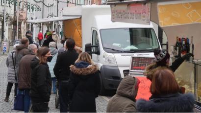 Bild: uz
Vor dem Fahrzeug der Hausschlachterei Koller aus Nabburg stehen die Kunden sogar Schlange. Das geht nicht jedem Händler auf dem Weidener Wochenmarkt am Samstag so.