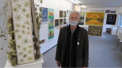 Bild: uz
Wolfgang Herzer ist stolz auf vielseitigen die Kunstwerke der Ausstellung, findet es aber schade, dass sie niemand sehen kann.