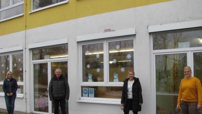 Bild: Gemeinde Kulmain/exb
Geschäftsleiterin Kathrin König, Bürgermeister Günter Kopp (von links) und Kindergartenleiterin Corinna Fröhler hießen Jasmin Melzner (von rechts) als neue Erzieherin willkommen