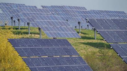 Bild: Jan Woitas/dpa
Solarpanele in einem Solarpark (Symbolbild): Zu einer solchen Anlage hat die Gemeinde Kümmersbruck erstmals eine Bürgerbefragung gemacht. Zu dieser Form der Beteiligung gibt es unterschiedliche Meinungen in der Onetz-Redaktion.