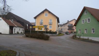 Bild: bnr
Der Ausbau der Kreisstraße durch Pischdorf im nächsten Jahr fordert auch die Gemeinde Guteneck. Oberflächenentwässerung und Gehsteige fallen zu Lasten der Gemeindekasse.