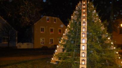 Bild: bk
In Kaltenbrunn leuchtet die Ziegelpyramide zu Weihnachten.
