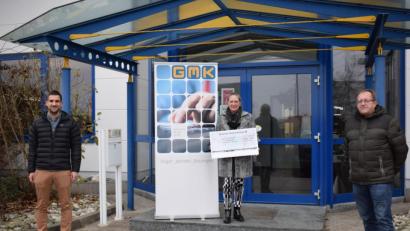 Bild: bnr
Über ein vorgezogenes Weihnachtsgeschenk durfte sich der Förderverein "Rasselbande besondere Kinder" freuen, Die beiden Geschäftsführer der Firma GMK Electronic Design, Christoph Kredler (links) und Manfred Güntner (rechts), übergaben einen Scheck über 2000 Euro an die Vereinsvorsitzende Heike Braun.