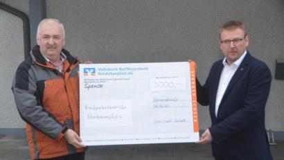 Bild: dob
Unternehmer Hans Meller (rechts) ist sich sicher, dass Herbert Putzer, Vorsitzender der Kinderkrebshilfe in der Region Oberpfalz Nord, mit den 3000 Euro viel Gutes tun kann. "Wichtig ist mir, dass das Geld zu hundert Prozent bei den betroffenen Familien ankommt", unterstreicht der Vohenstraußer.