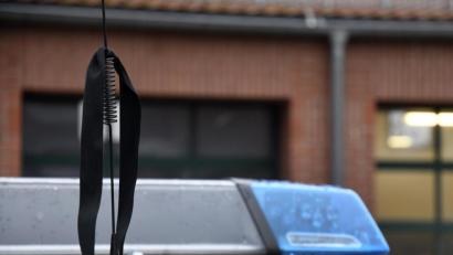 Bild: Petra Hartl
Trauerflor an den Autos der Polizei in Amberg: Zwei Kollegen sind bei der Aufnahme eines Unfalls gestorben.