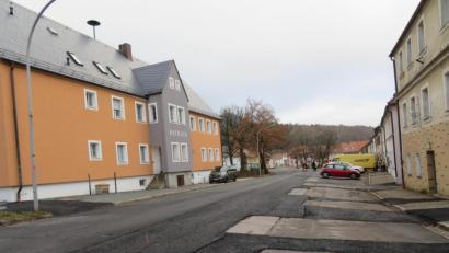Bild: ow
Momentan schaut der Marktplatz wie ein Flickenteppich aus. Doch im April sollen die Bauarbeiten zur Neugestaltung des Ortszentrums weitergehen. In seiner Dezember-Sitzung genehmigte der Stadtrat die Veröffentlichung der Ausschreibungsunterlagen.