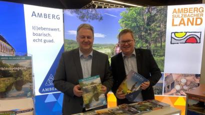 Archivbild: Christine Hollederer, Landkreis Amberg-Sulzbach/exb
Anfang des Jahres 2020, also noch vor der Corona-Pandemie, haben Landrat Richard Reisinger und Ambergs Oberbürgermeister Michael Cerny (von links) auf der Freizeitmesse in Nürnberg gemeinsam die Werbetrommel für das Amberg-Sulzbacher Land gerührt.