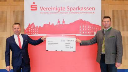 Bild: dob
Pleysteins Bürgermeister Rainer Rewitzer (rechts) nimmt den Spendenscheck von Vorstandsvorsitzendem Gerhard Hösl (links) dankbar an. Mit 4 240 Euro werden soziale Zwecke in der Rosenquarzstadt unterstützt.