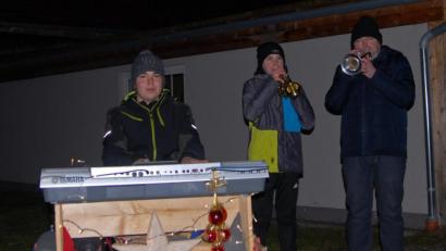 Bild: ow
Wolfgang Plößner (rechts) und seine beiden Söhne Sebastian (Mitte) und Max (links) überraschen am Abend des vierten Adventssonntags die Filchendorfer mit einem kleinen Weihnachtskonzert.