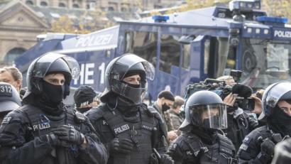 Symbolbild: Boris Roessler/dpa
Eine Demonstration, die aufgelöst werden muss? In Zeiten von Corona keine Seltenheit. Doch ab wann darf die Polizei das und was muss sie beachten? Einsatzjurist Sebastian Dirmeier gibt in solchen Fällen juristischen Rat.