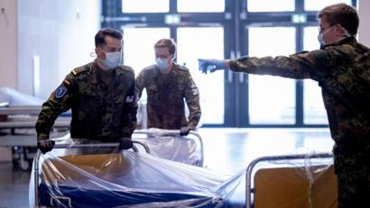 Symbolbild: picture alliance/dpa/Peter Steffen
Soldaten helfen schon in verschiedenen Krankenhäusern im Bundesgebiet - wie hier in Hannover - aus. Ab Dienstag werden die Bundeswehrler auch in Weiden und Tirschenreuth erwartet.