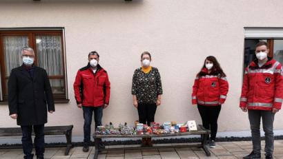 Bild: hir
Technischer Leiter Tobias Rass (rechts) und Jugendleiterin Tanja Petraschka (Zweite von rechts) von der Wasserwacht übergaben zusammen mit Kolping-Vorsitzenden Georg Hirmer (links) die gebastelten Weihnachtslichter an Heimleiterin Astrid Ostermaier (Mitte) und Stiftungsverwalter Norbert Auer (Zweiter von links)