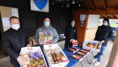 Bild: hai
Ausgestattet mit der Adventsbroschüre und einem Päckchen Plätzchen wurden vom ASV-Sportheim die Mitglieder zu den Senioren ausgesandt: (von rechts) Christoph Vogel, stellvertretender ASV-Vorsitzender Daniel Veigl, ASV-Vorsitzender Stephan Veigl und Bürgermeister Christian Porsch.