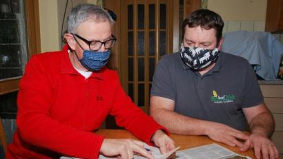 Bild: gsp
Zwei Kämpfer für Blühwiesen: Norbert Wasner (links) und Biolandwirt Andreas Walz (rechts).